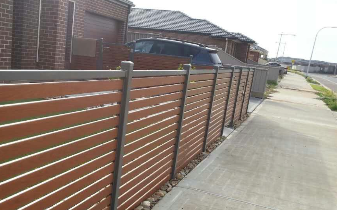 Aluminium slat fencing