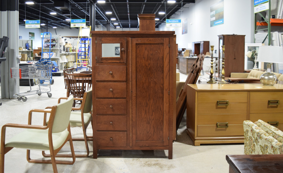 Navigating the Offerings of a Second-Hand Furniture Seller